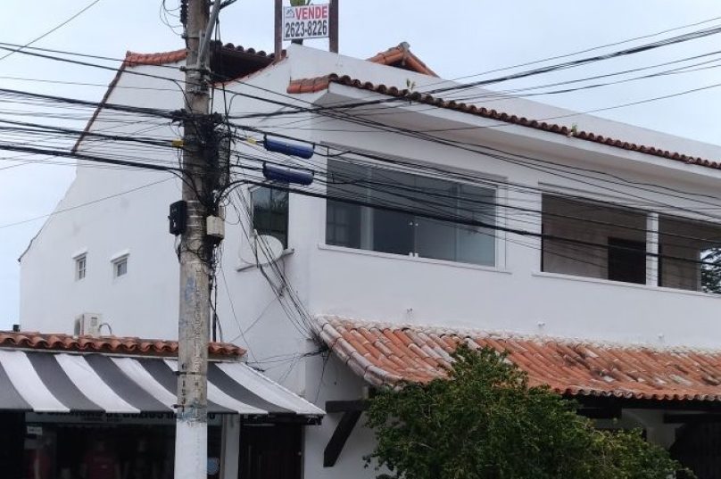 Esse foi o primeiro imóvel a ter dois andares em Búzios e foi o causador da briga do octavinho em sua luta contra o terceiro andar.pelo visto, ele ( e Búzios)  perdeu a guerra