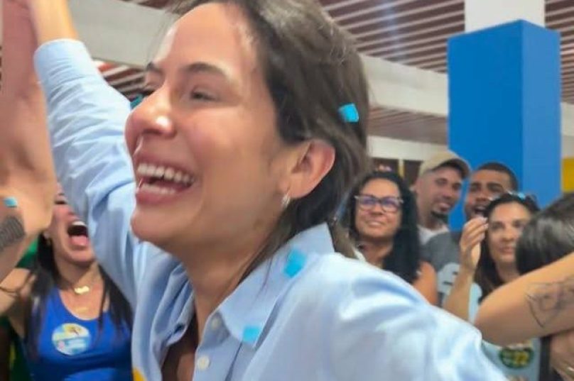 Dra. Gabriela comemora a eleição para deputada estadual ao lado de apoiadores, no comitê de campanha, em São Cristóvão, Cabo Frio