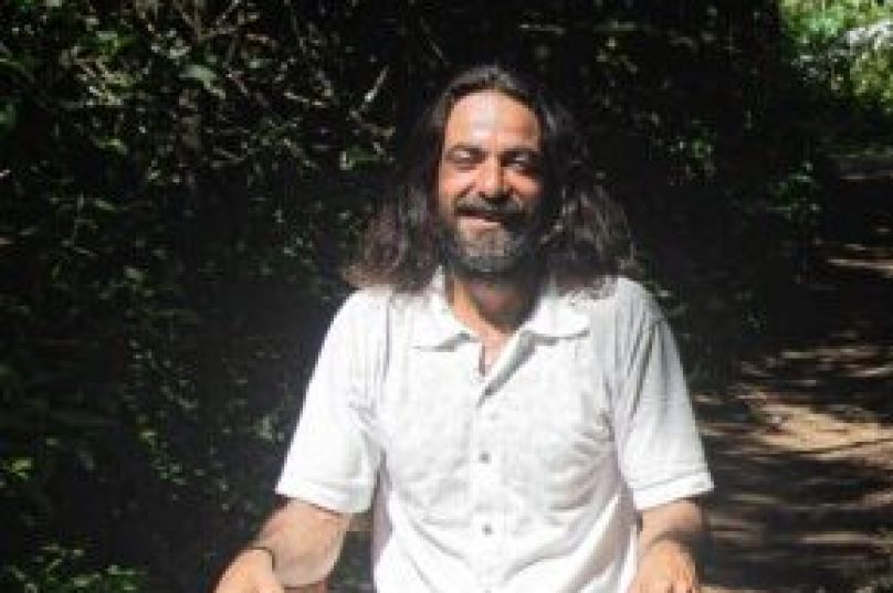 Daniel Amaral Lopes em ação: técnico ambiental e composteiro dedica sua vida à conscientização ambiental e transformação da comunidade na Praia das Caravelas, em Búzios
