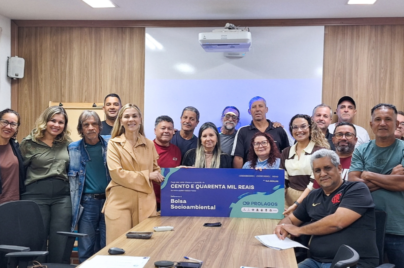Representantes de associações de pescadores durante entrega da Bolsa Socioambiental da Prolagos