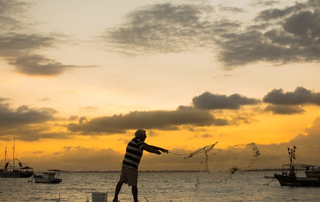 Pescador da Boca da Barra, em Rio das Ostras (Foto: Jorge Ronald)