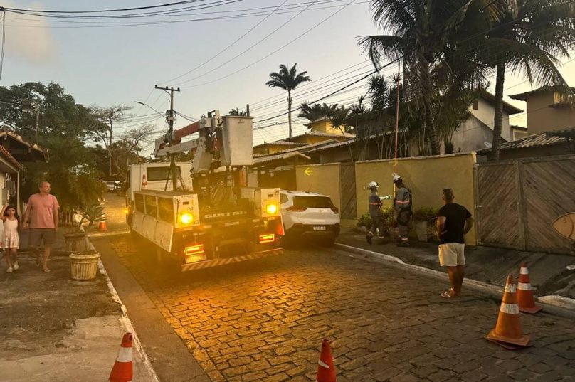 Domingo no escuro: Moradores de Manguinhos, em Búzios, relatam 15 horas sem energia elétrica. O apagão atingiu a Rua das Acácias, em frente ao Porto da Barra - FOTO Prensa de Babel