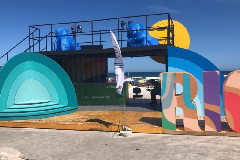 Estande em Montagem na Praia do Forte_crédito Ascom Setur_RJ