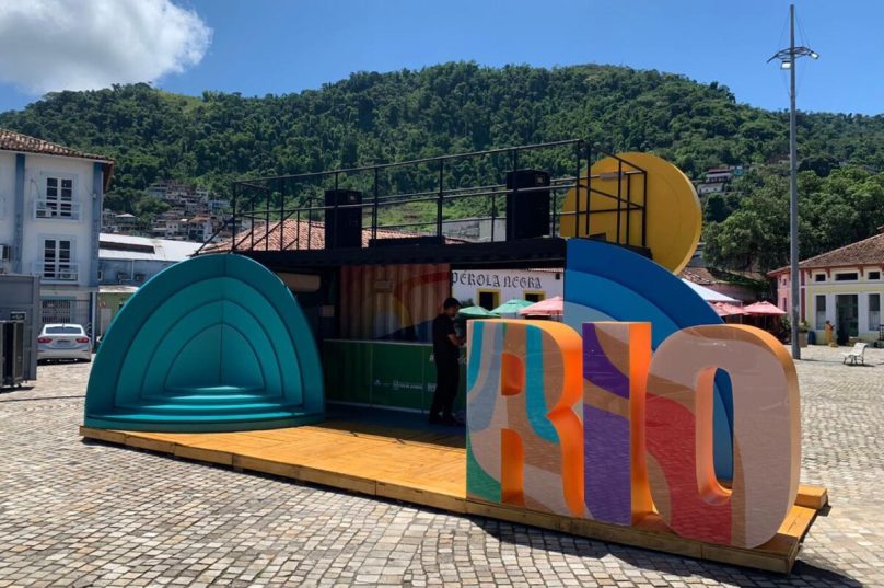 Estande instagramável sendo montado na Praça Zumbi dos Palmares_Crédito Ascom Setur-RJ_TurisRio