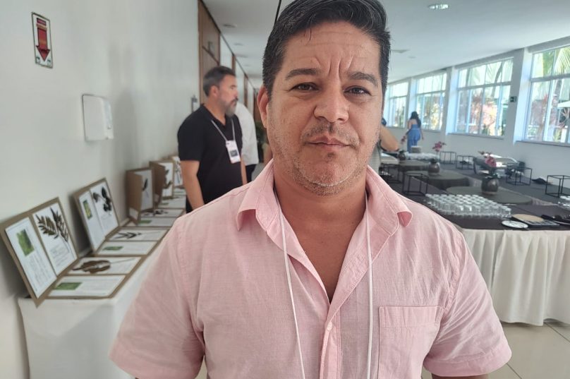 O secretário de Meio Ambiente de Búzios, Evanildo Nascimento, destaca avanços na área ambiental durante a 2ª Conferência Municipal do Meio Ambiente - Fotos Prensa de Babel
