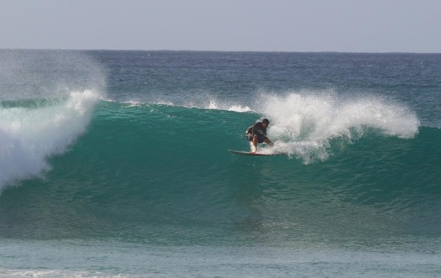 Surfista de Rio das Ostras, André Pássaro encarou o primeiro desafio do ano nas ondas de Fernando de Noronha | Foto: Marcelo Freire