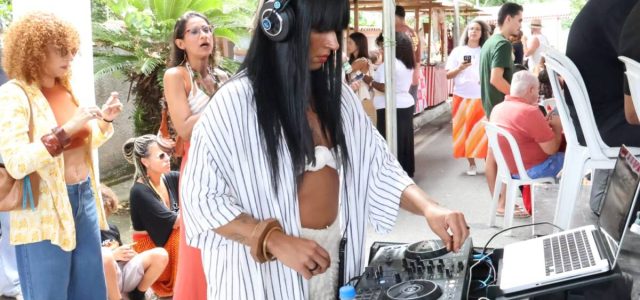 A DJ Cris Panttoja, conhecida por suas apresentações nas principais rodas de samba do Rio de Janeiro e por seu repertório que resgata a musicalidade indígena e afro-brasileira.