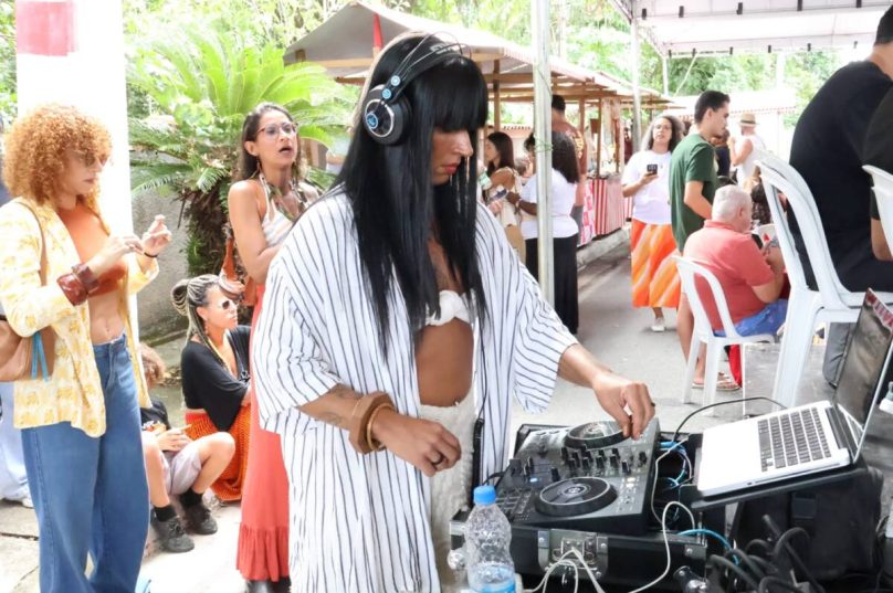 A DJ Cris Panttoja, conhecida por suas apresentações nas principais rodas de samba do Rio de Janeiro e por seu repertório que resgata a musicalidade indígena e afro-brasileira.