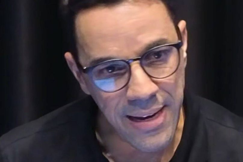 O vereador Felipe Lopes (DC) explica o projeto que cria multa administrativa para uso de drogas em áreas públicas de Búzios - FOTO Prensa de Babel