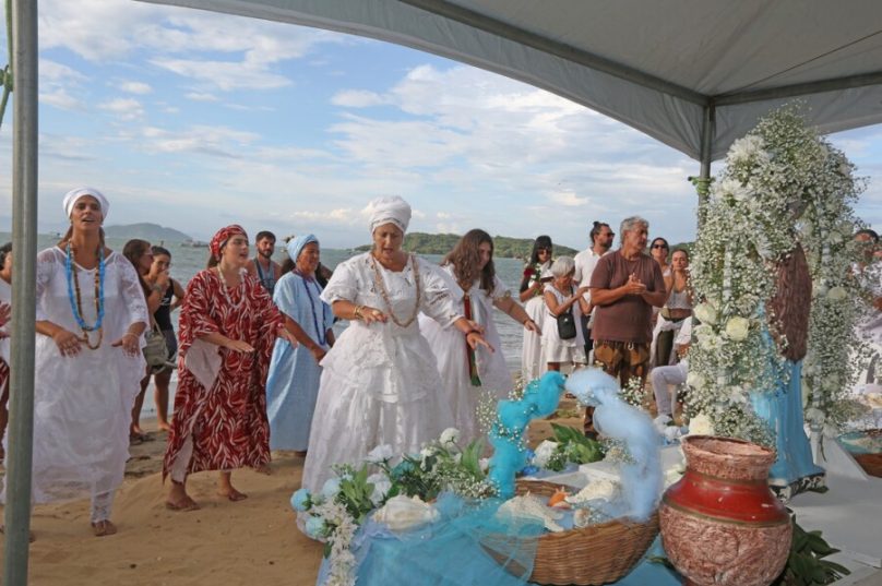 Fiéis e simpatizantes se reúnem no Píer de Manguinhos para a 16ª Festa de Iemanjá, em Búzios, celebrando a Rainha do Mar com cânticos, rituais e oferendas - Fotos de Ronald Pantoja