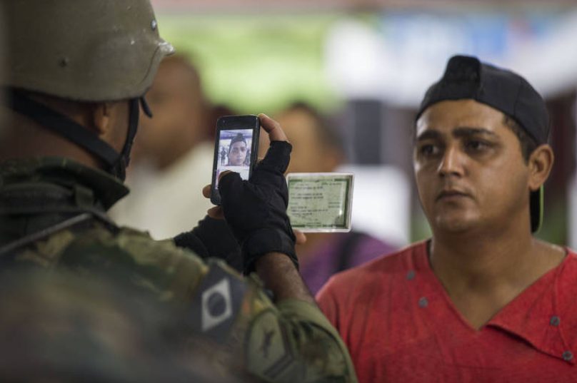 Foto de Danilo Vespa, Folha de São Paulo, mostrando morador sendo "fichado" pelo exercito foi a que mais chamou atenção