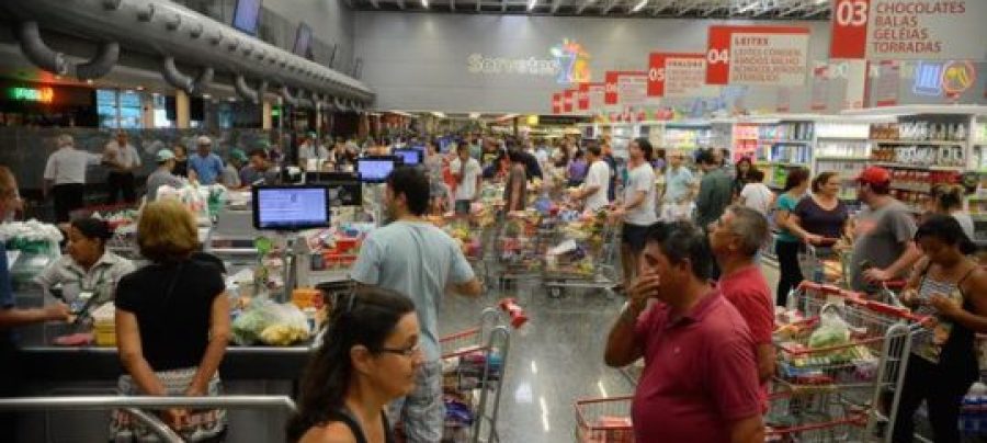 Vitória (ES) - Supermercados lotados e com filas nos caixas e na entrada funcionam em horário reduzido. (Tânia Rêgo/Agência Brasil)