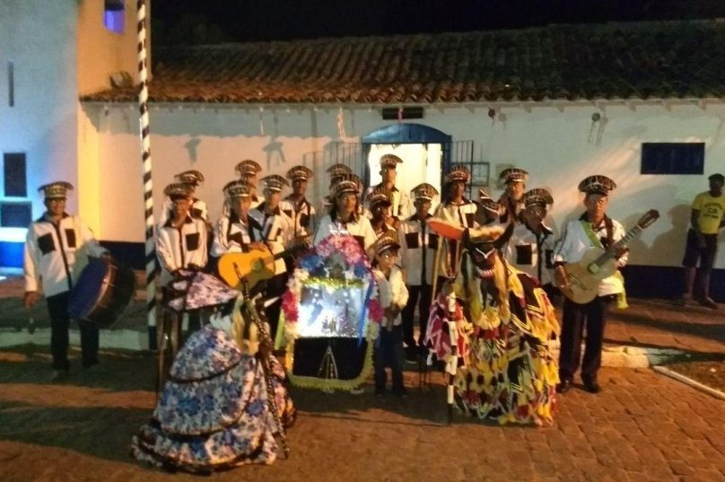 Grupo de Folia de Reis em se apresentando em Búzios. Imagem: Reprodução/ Italva em Foco