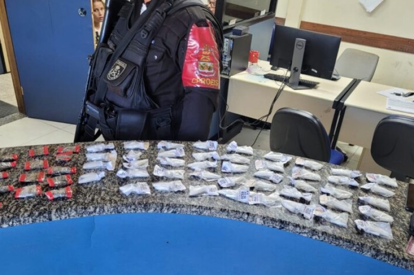 Foram apreendidos 88 pinos de cocaína e 14 buchas de maconha Foto Divulgação Foram apreendidos 88 pinos de cocaína e 14 buchas de maconha Foto Divulgação