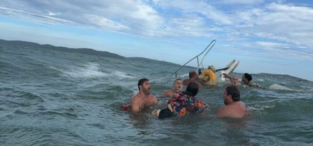 Passageiros aguardam resgate no mar após o naufrágio da lancha em Búzios. Todos foram socorridos com vida por embarcações que estavam na região -  Imagens cedidas pelo Búzios Notícias