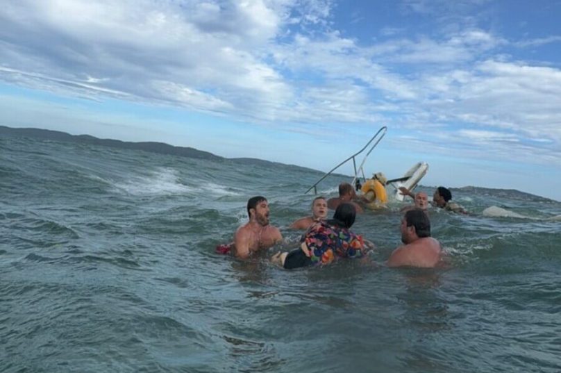 Passageiros aguardam resgate no mar após o naufrágio da lancha em Búzios. Todos foram socorridos com vida por embarcações que estavam na região -  Imagens cedidas pelo Búzios Notícias
