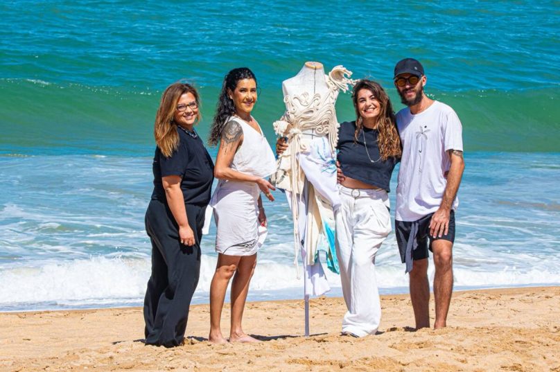 Artista macaense Mari Ladeira cria figurino inspirado no mar para Tati Veras, da banda Raiz do Sana, no Festival de Inverno de Macaé / Leandro Foca