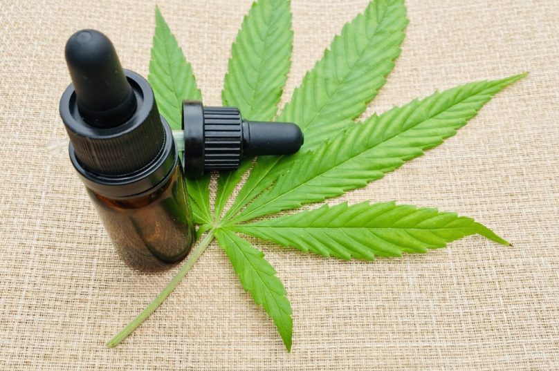 Fraco-de-vidro-com-óleo-de-maconha-feito-da-cannabis-Divulgação