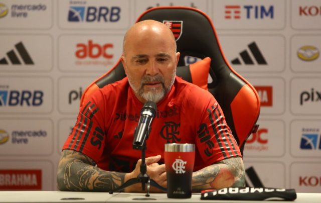 Além dos percalços com o time que dirige, Sampaoli enfrenta problemas na vida empresarial. Crédito da foto: Gilvan de Souza (Divulgação CRF)