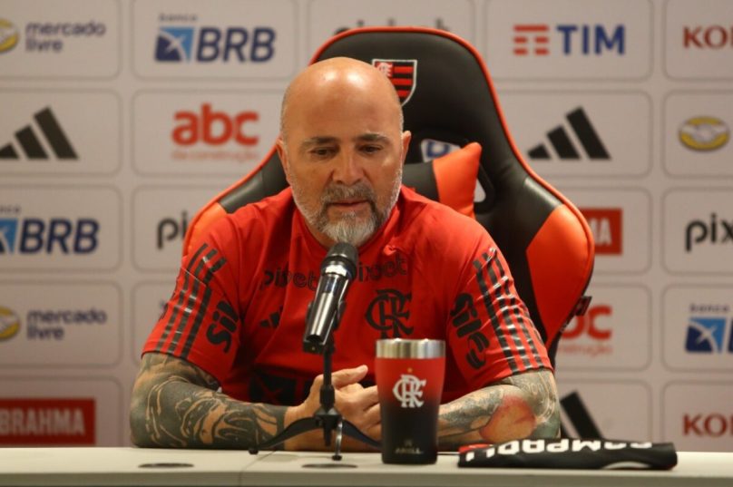 Além dos percalços com o time que dirige, Sampaoli enfrenta problemas na vida empresarial. Crédito da foto: Gilvan de Souza (Divulgação CRF)