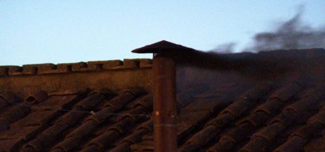 Do lado de fora, cerca de 45 mil pessoas acompanharam com expectativa a chaminé da Capela Sistina (Foto: Vatican News)