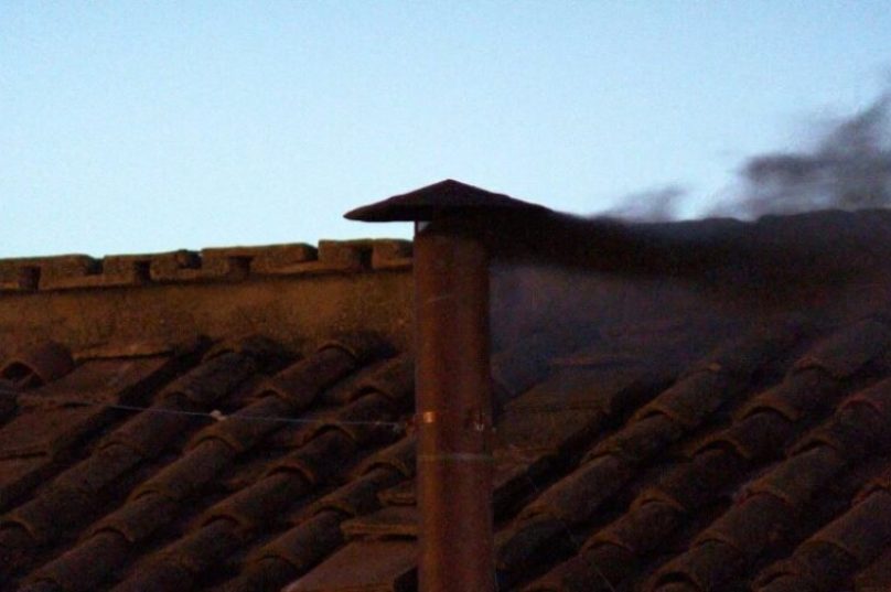 Do lado de fora, cerca de 45 mil pessoas acompanharam com expectativa a chaminé da Capela Sistina (Foto: Vatican News)