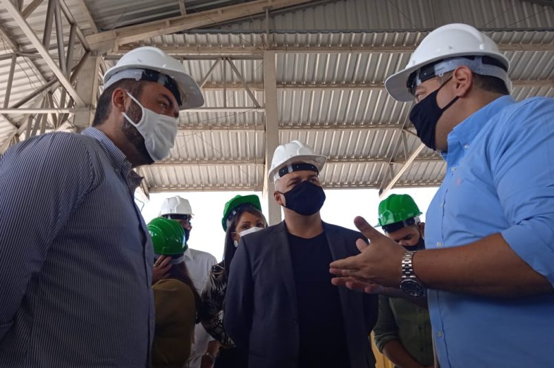 Gustavo Scarambone, o prefeito de São Pedro da Aldeia e o governador Cláudio Castro durante visita ao centro privado de abastecimento nesta sexta, dia 9. Imagem: Michelle Reis