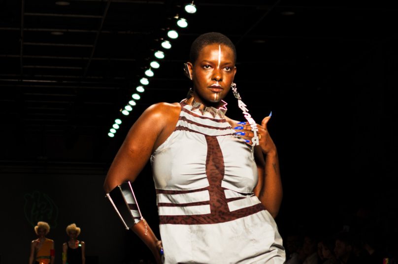 Hadama Ndjai usou vestido com pegada futurista, sendo destaque no desfile - Foto Felipe BATALINE @batalinex1