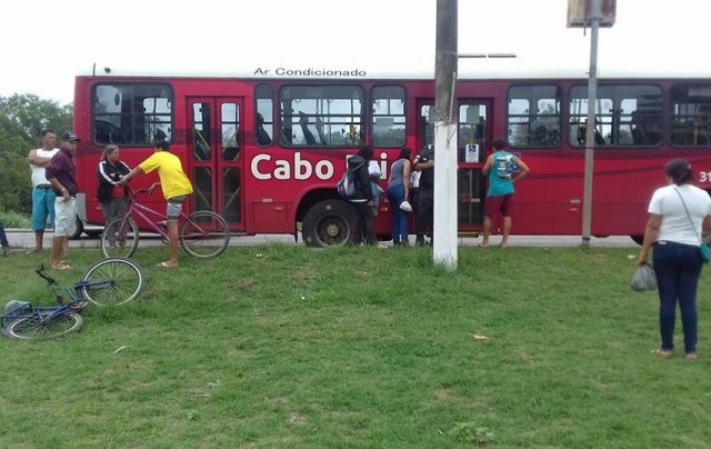 Homem é morto a tiros dentro de ônibus em Tamoios, Cabo Frio