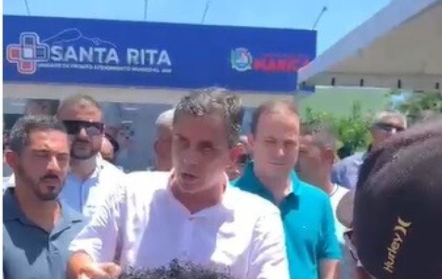 Frame do vídeo que mostra o encontro do prefeito Fabiano Horta com a populares de Itapuaçu