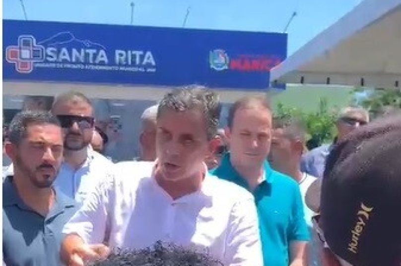 Frame do vídeo que mostra o encontro do prefeito Fabiano Horta com a populares de Itapuaçu