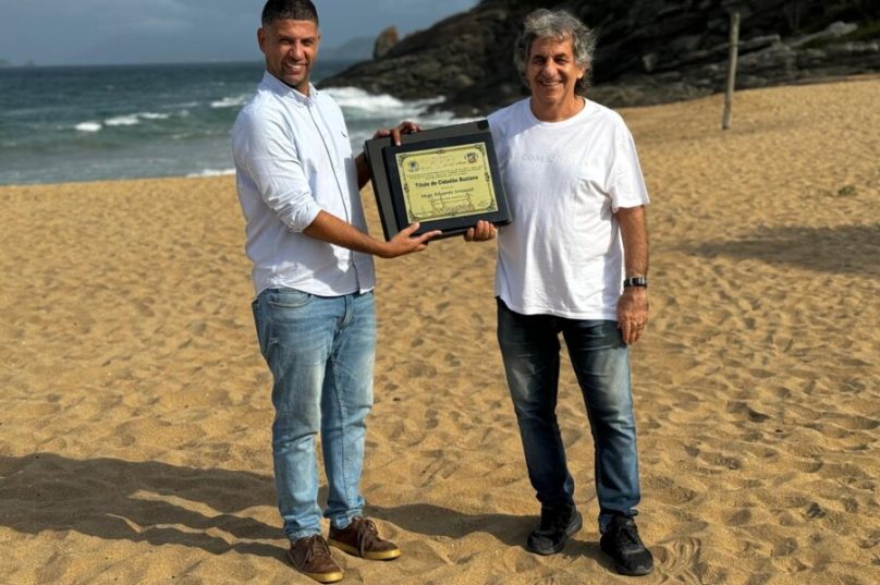 O vereador Gugu de Nair  entrega a honraria a Hugo na Praia das Caravelas em Búzios - Foto José Carlos