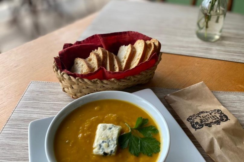 Caldo é uma das delícias servidas pelo Café Porteño, em Búzios
