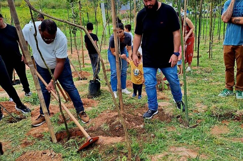 Macaé inaugura minifloresta com 500 mudas nativas no Jardim Guanabara em parceria com a Telnav. Projeto integra ações de reflorestamento urbano / foto divulgação