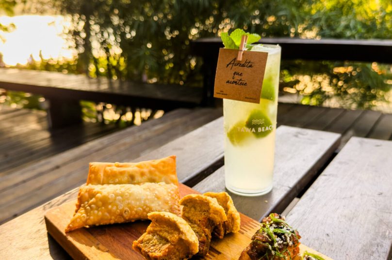 O Happy Hour do Tawa Beach acontece de domingo a quinta-feira, das 16h às 18h, combinando boa música, vista paradisíaca e promoções irresistíveis / divulgação