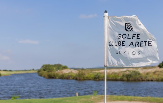 Bandeira do Aretê Búzios Golfe Clube no magnífico cenário do campo de golfe - fotos por Mariana Ricci e Grupo Prensa de Babel