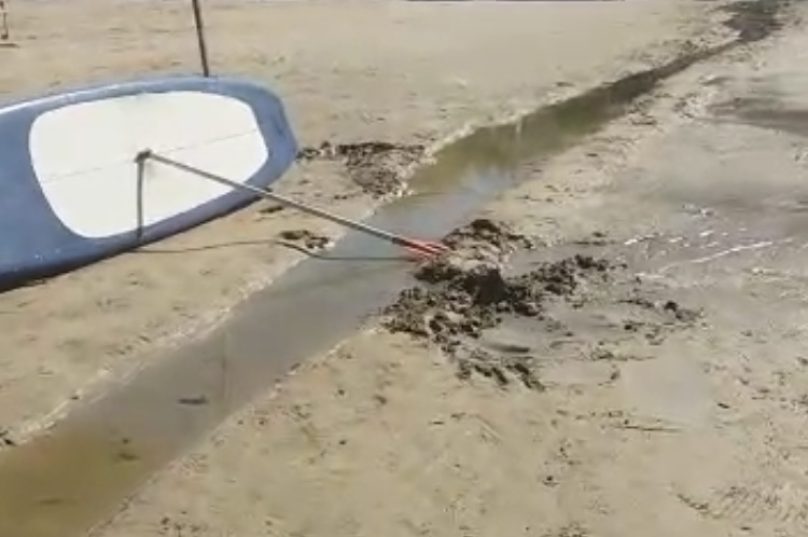 Água escorre de canaleta para a areia da praia. Imagem: Arquivo Prensa de Babel