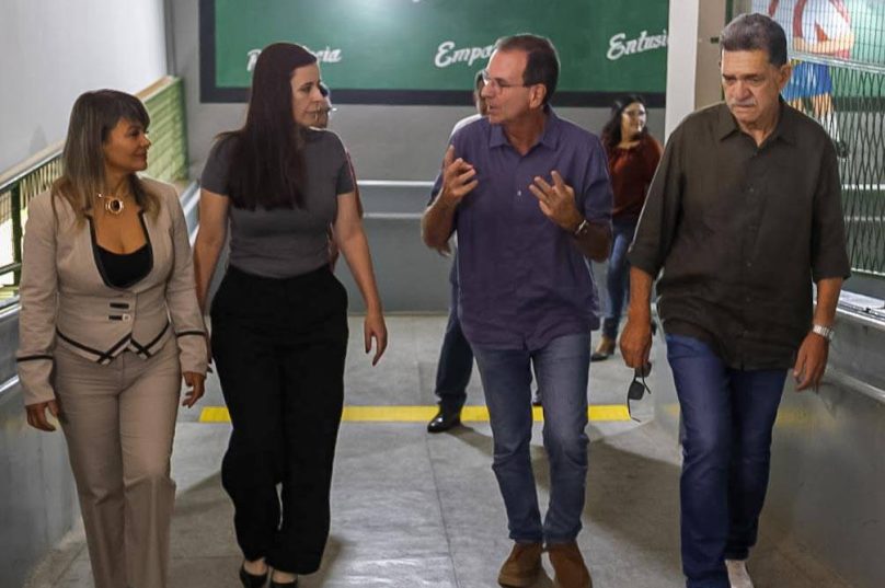 Panfleto anexado à ação eleitoral relaciona Eduardo Paes a Lula e ao número 13 durante campanha para o Governo do Rio