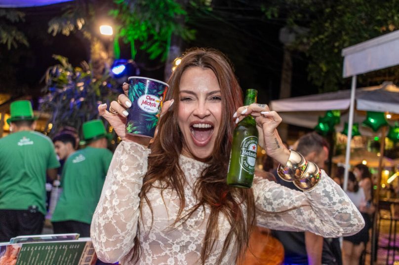 Chez Michou divulga programação com eventos musicais e temáticos na Rua das Pedras em Búzios / foto divulgação
