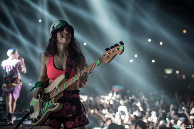 - Natasha Iurcovich em um dos  muitos shows, sempre lotados, em que toca com WOS - reprodução