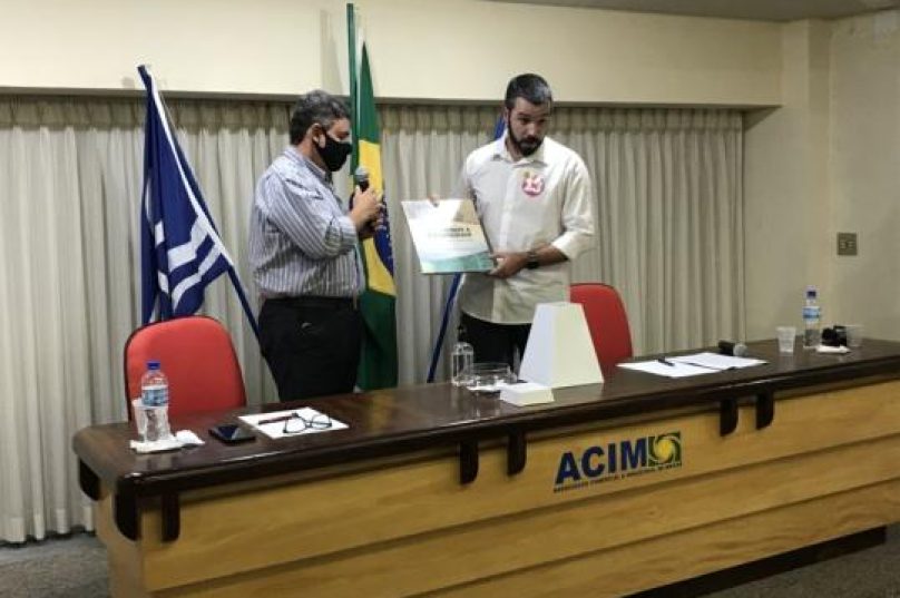 Na foto o presidente da ACIM, Francisco Navega, entrega de compromisso ao candidato do PT Igor Sardinha