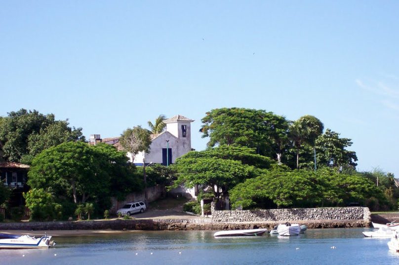 A histórica igreja de Sant"Anna, padroeira de Búzios, com vista pra Praia dos Ossos - Foto buziosguiaoficial