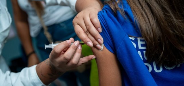 Para crianças menores de 12 anos, é necessária a presença do responsável, além da caderneta e uma autorização assinada.  (Foto: Divulgação)