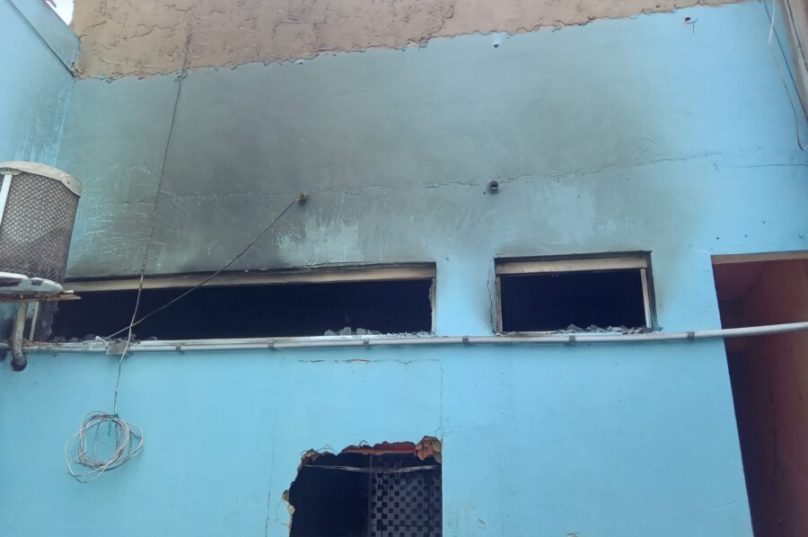 Crianças são resgatadas de casa pegando fogo.