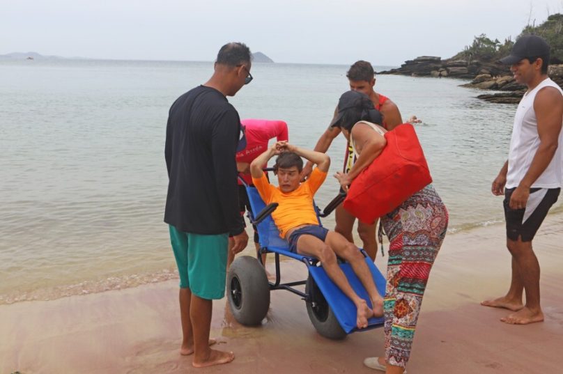 O jovem Antônio se banha nas águas da Azeda pela primeira vez - divulgação
