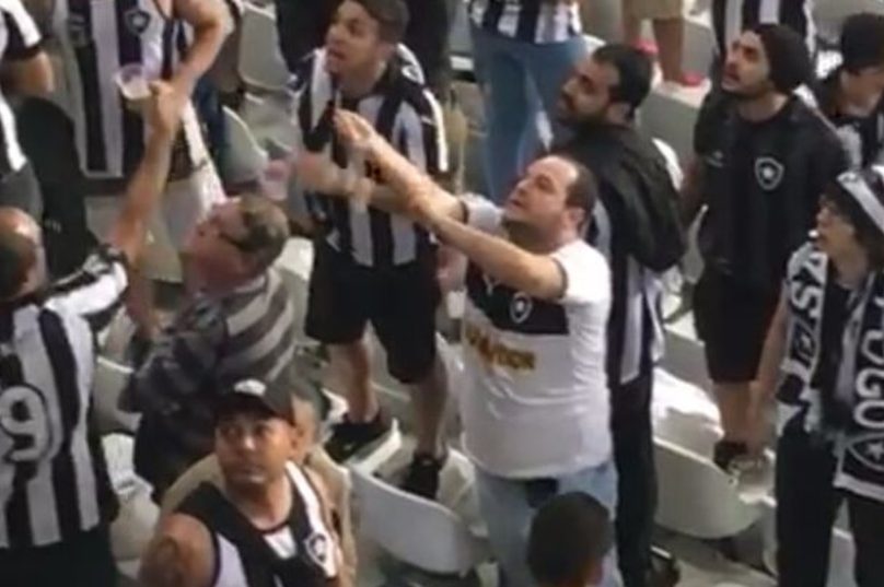 m torcedor do Botafogo, identificado como André Luis Moreira dos Santos, foi detido pela Polícia Militar no Estádio Nilton Santos suspeito de injúrias raciais a familiares do atacante Vinicius Junior. Ele acompanhava a partida no Setor Leste Inferior, quando fez ofensas a tios do jogador do Flamengo. O acusado fazia sinais apontando para o braço e gritava "tudo macaco". Os familiares do jogador estavam em um camarote no Setor Leste. Perto do local, dirigentes rubro-negros acompanharam a cena.