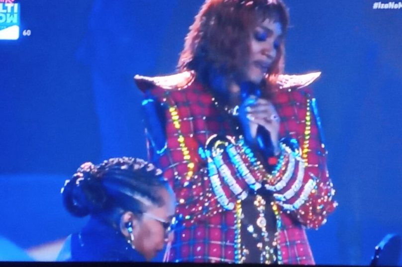Mãe de Iza tocando piano em canção de Bob Marley no Rock In Rio