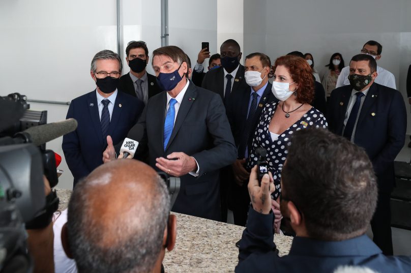 Presidente Jair Bolsonaro  manda jornalista "calar a boca" quando questionado por estar sem máscara de proteção.