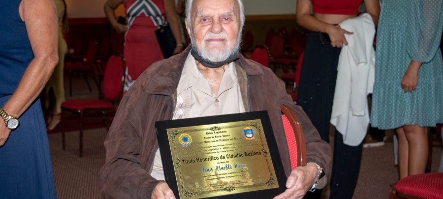 Janis Roze recebeu o título e Cidadão Buziano pela trajetória importante no balneário. Imagem: Matheus Coutinho.