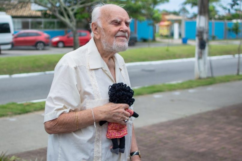 Janis durante plantio de uma muda de Pau Brasil no centro de Búzios, em 2021,  após uma roda de conversa com estudantes da rede municipal - Matheus Coutinho